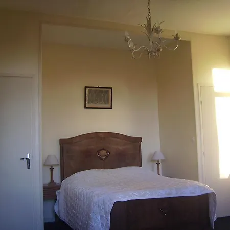 D'hotes & Du Chateau De *